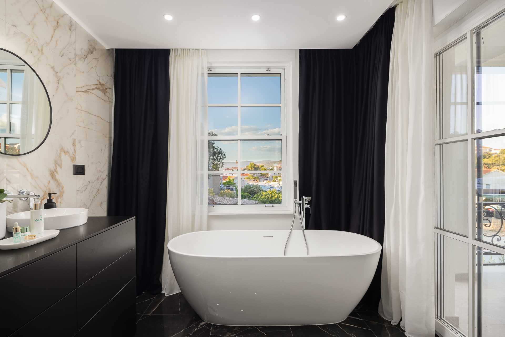 Luxury villa with 4 bedrooms, heated pool, just 100 m from the sea