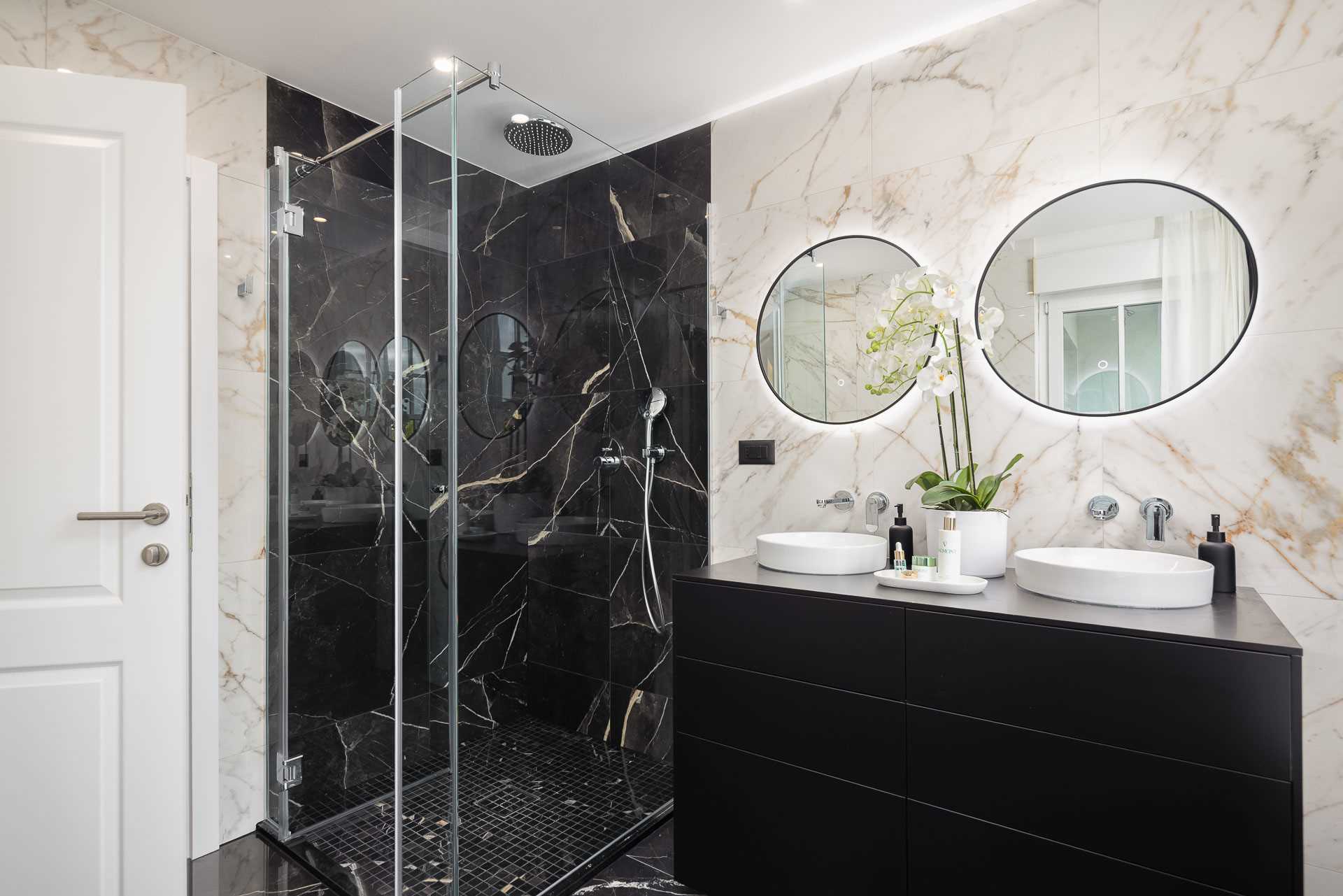 Luxury villa with 4 bedrooms, heated pool, just 100 m from the sea