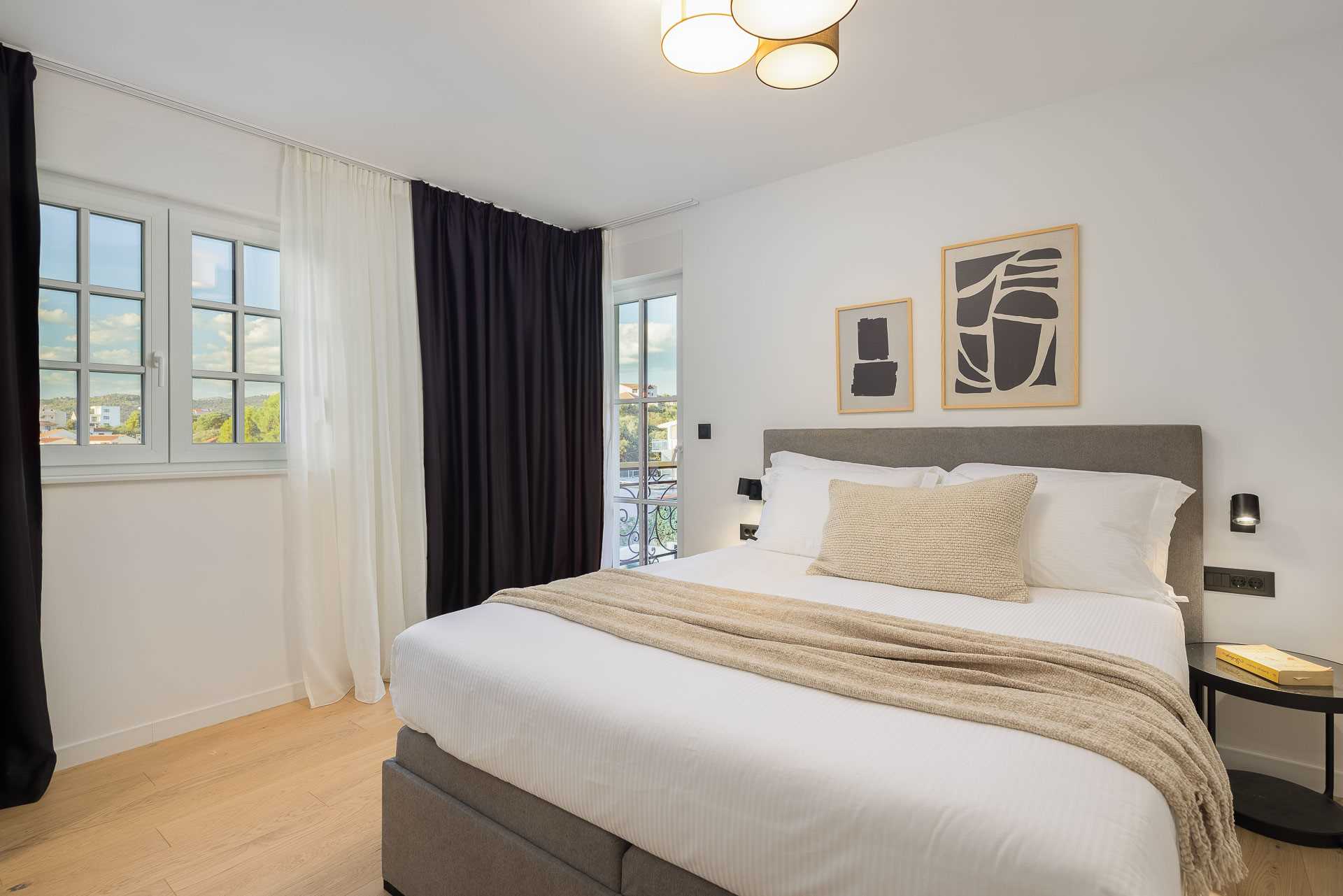 Luxury villa with 4 bedrooms, heated pool, just 100 m from the sea