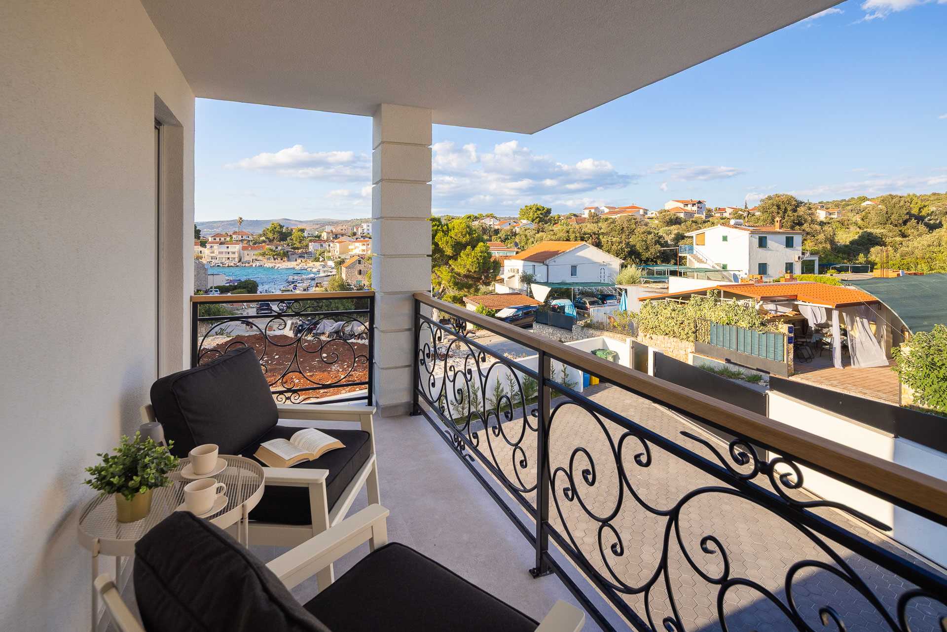 Luxury villa with 4 bedrooms, heated pool, just 100 m from the sea