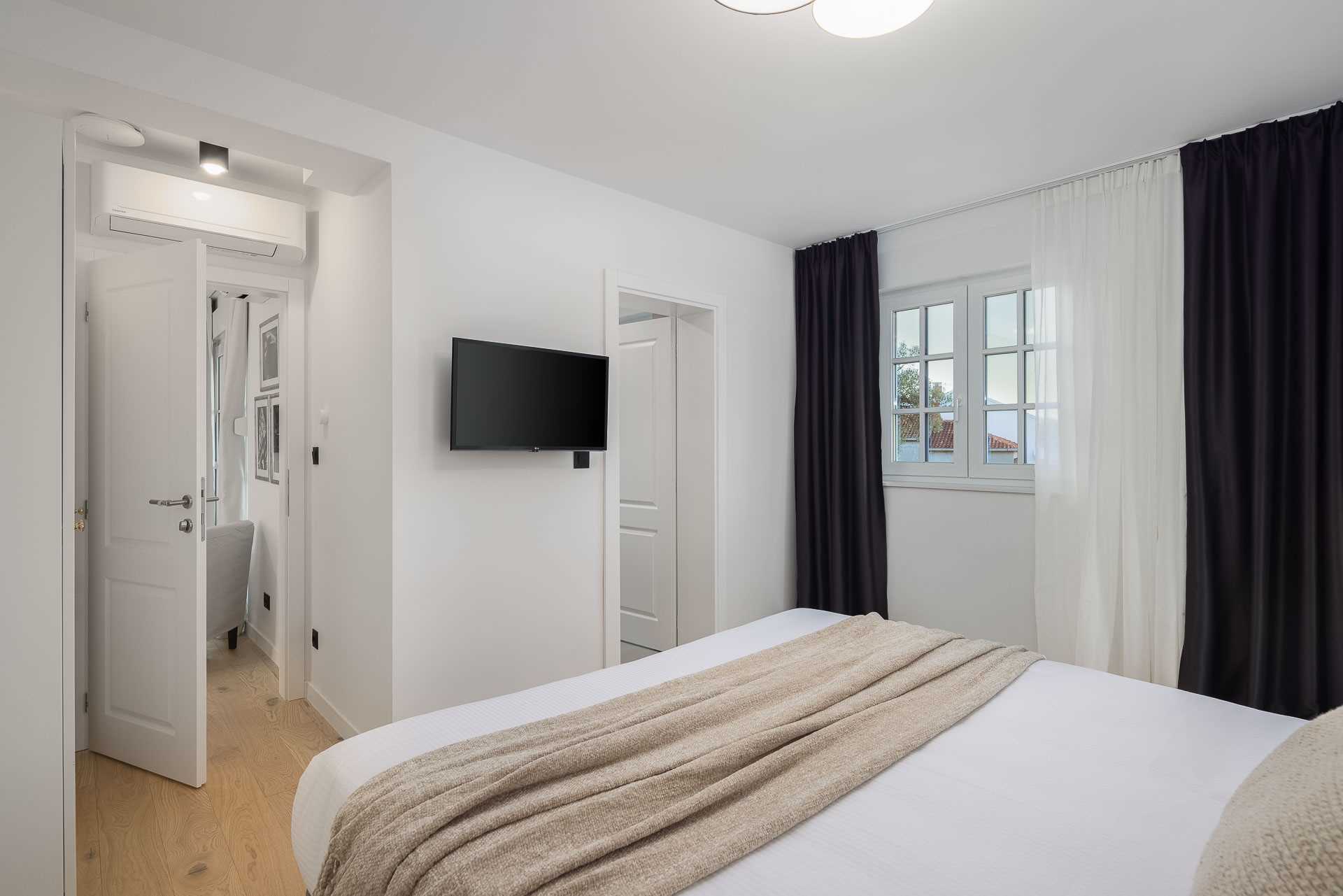 Luxury villa with 4 bedrooms, heated pool, just 100 m from the sea