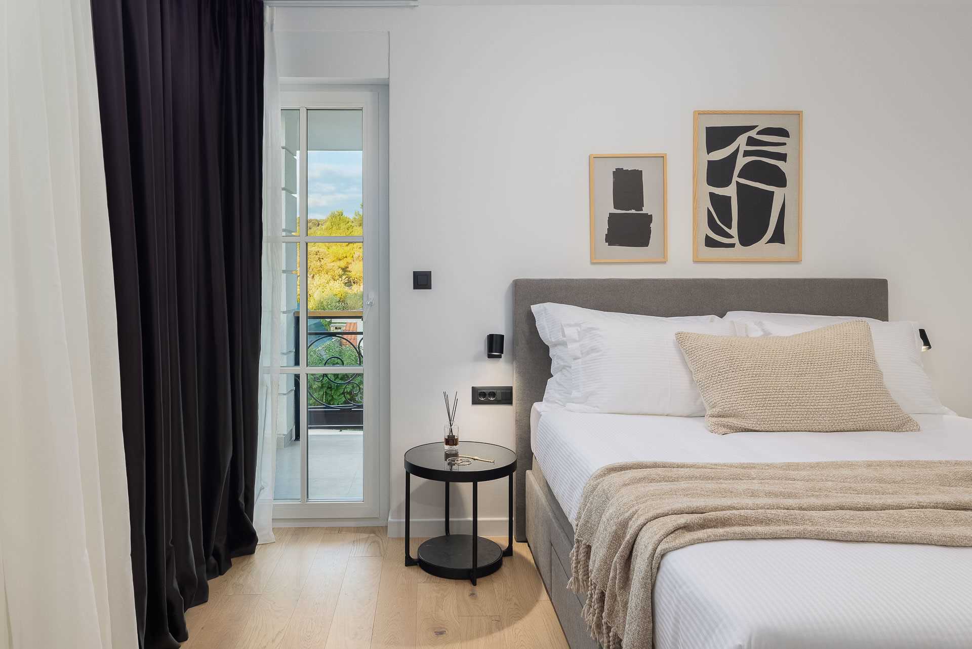 Luxury villa with 4 bedrooms, heated pool, just 100 m from the sea