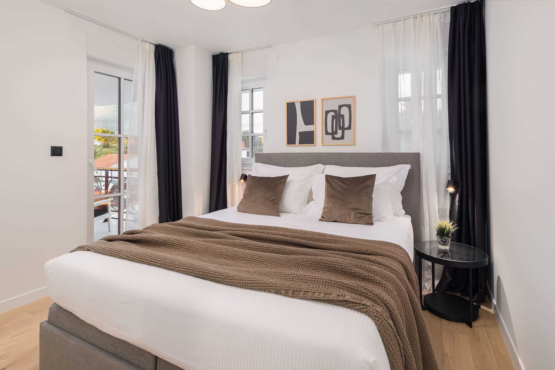 Luxury villa with 4 bedrooms, heated pool, just 100 m from the sea