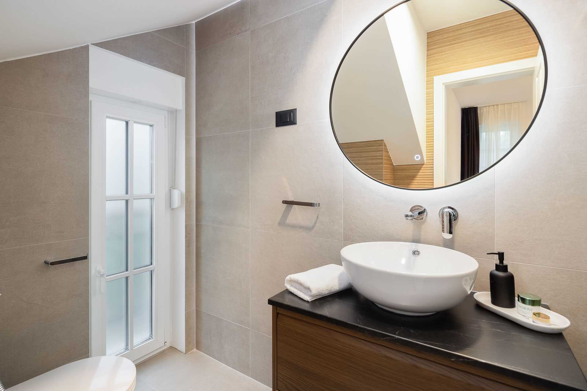 Luxury villa with 4 bedrooms, heated pool, just 100 m from the sea