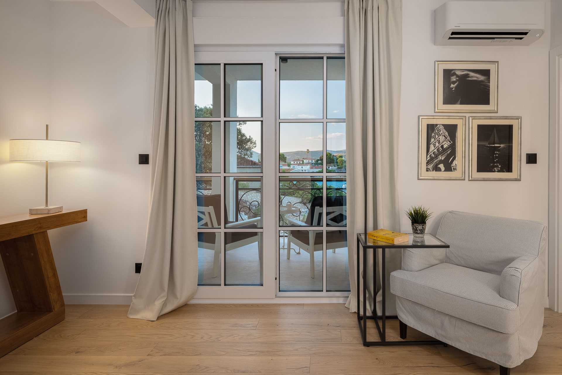 Luxury villa with 4 bedrooms, heated pool, just 100 m from the sea