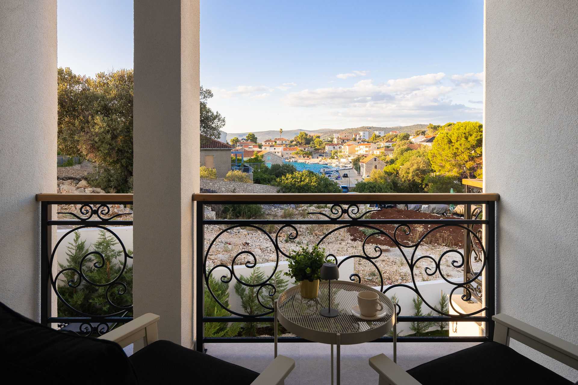 Luxury villa with 4 bedrooms, heated pool, just 100 m from the sea