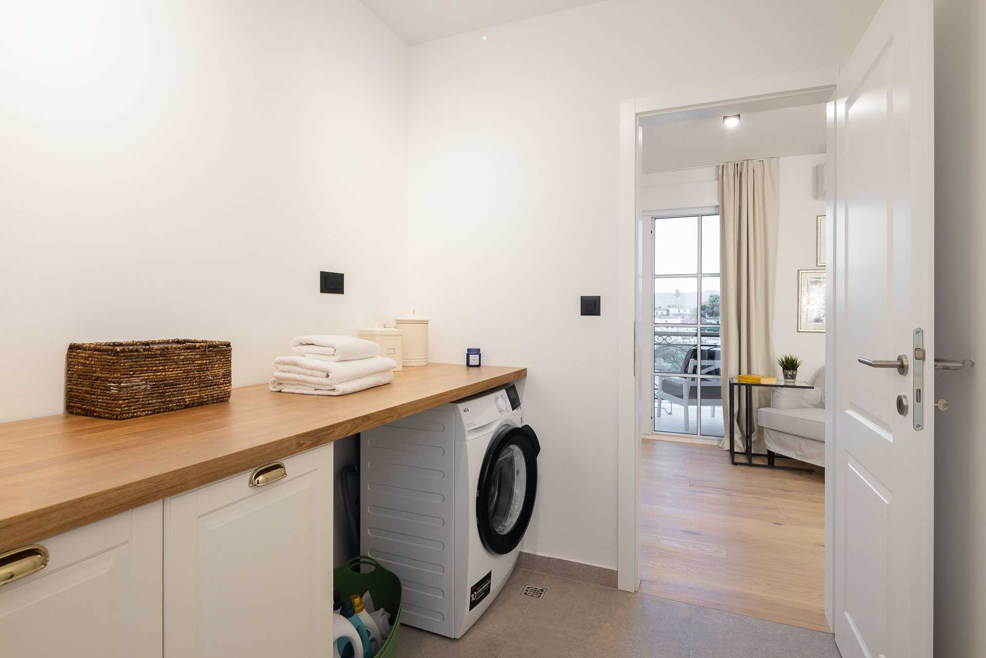 Luxury villa with 4 bedrooms, heated pool, just 100 m from the sea