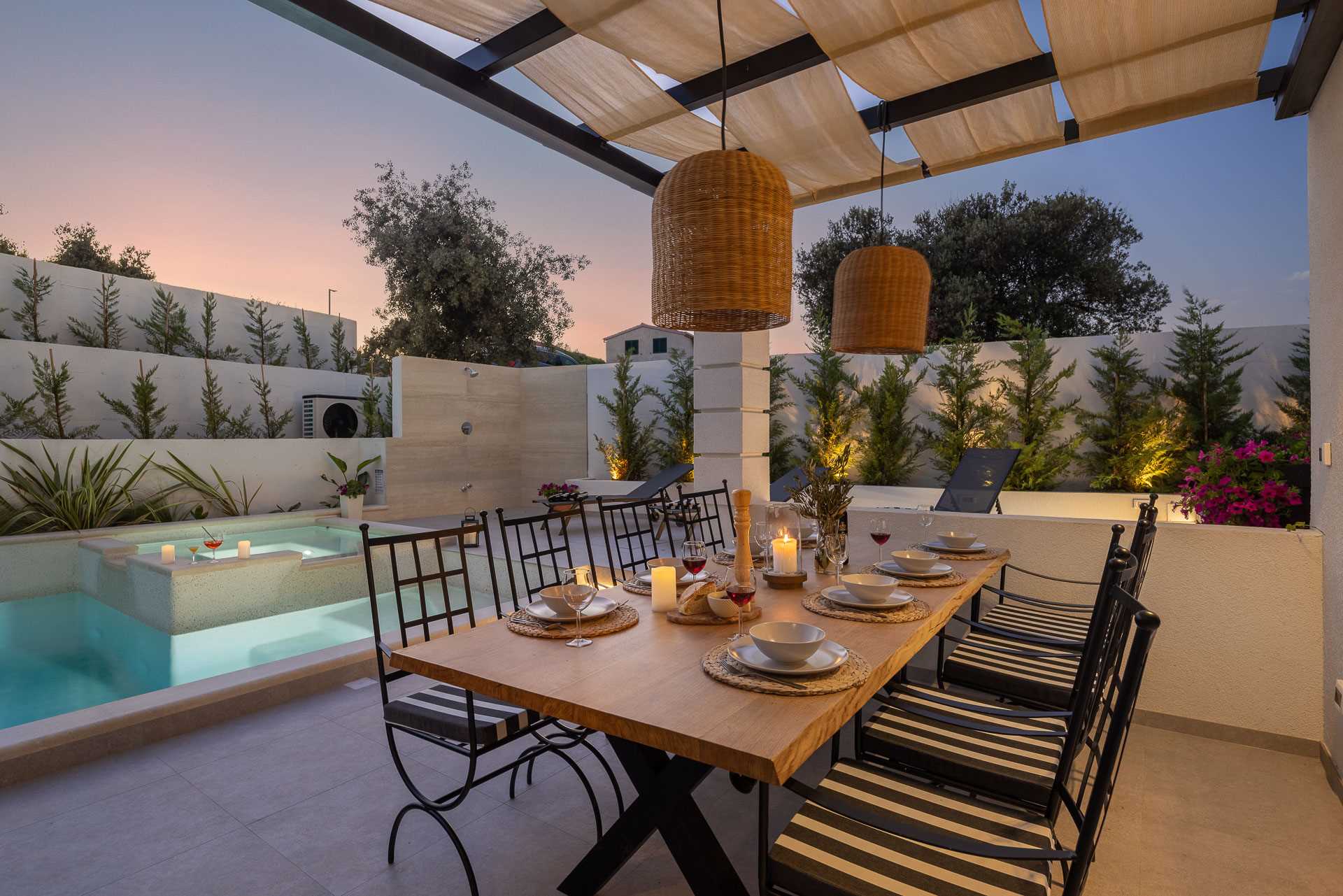 Luxury villa with 4 bedrooms, heated pool, just 100 m from the sea