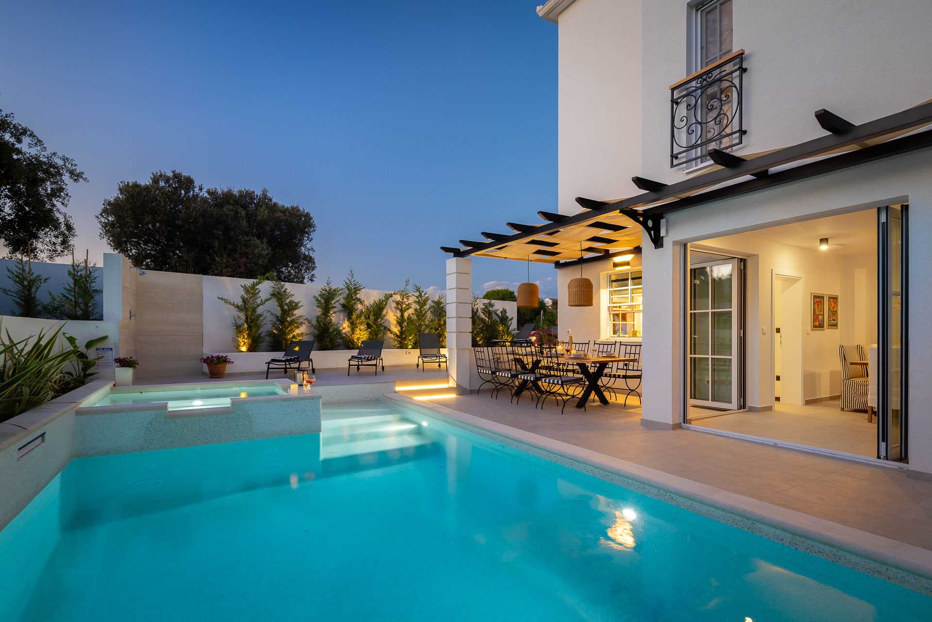 Luxury villa with 4 bedrooms, heated pool, just 100 m from the sea