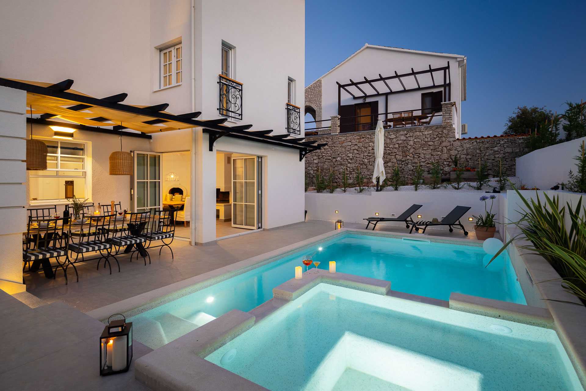 Luxury villa with 4 bedrooms, heated pool, just 100 m from the sea