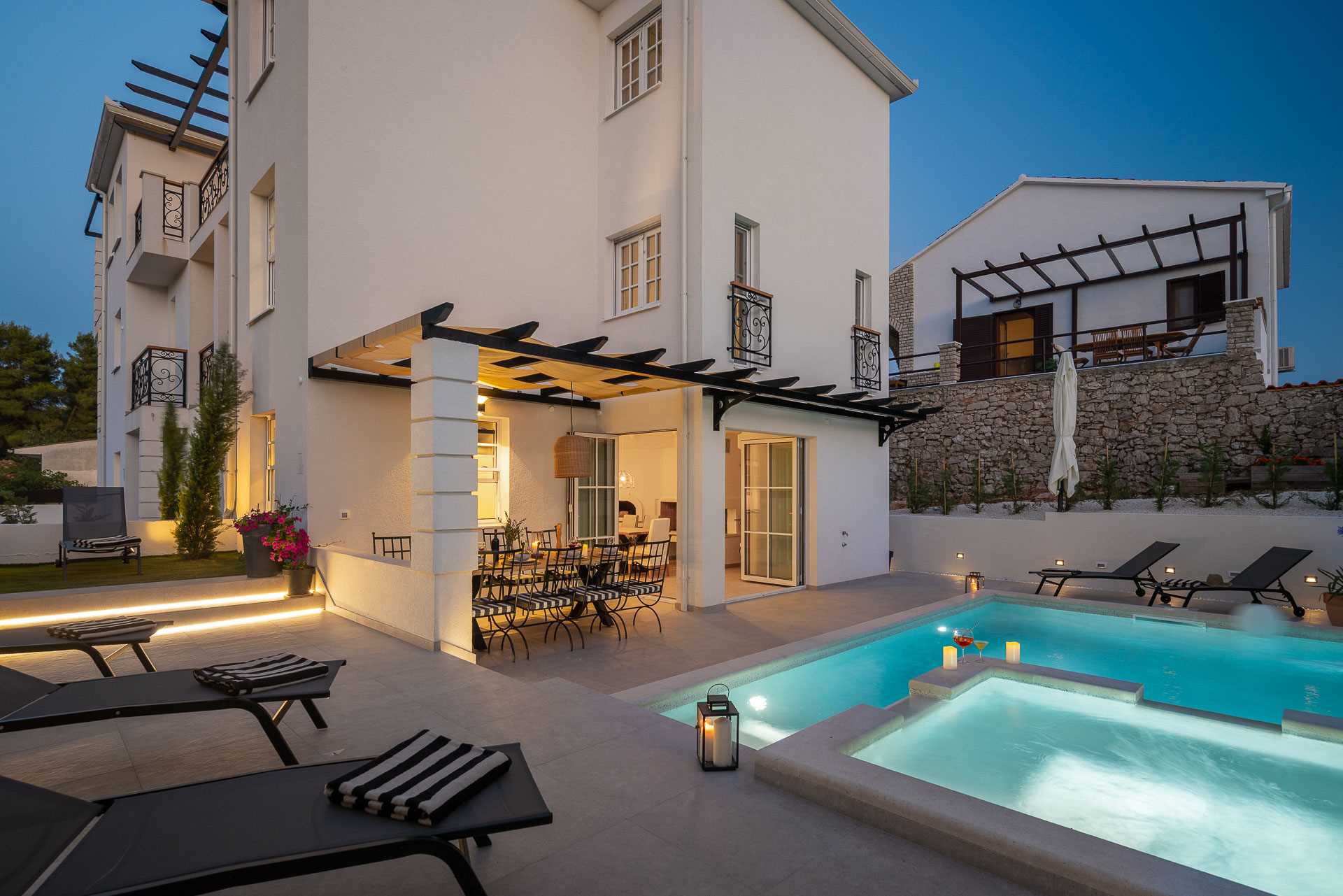 Luxury villa with 4 bedrooms, heated pool, just 100 m from the sea