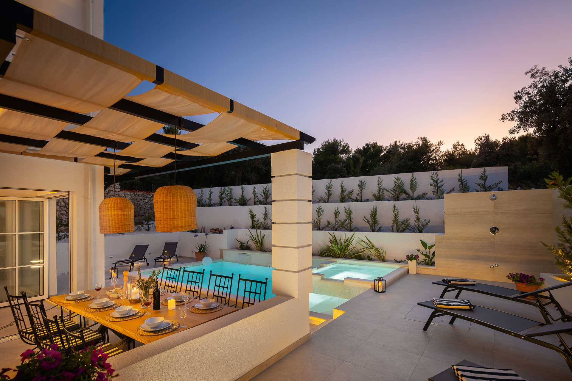 Luxury villa with 4 bedrooms, heated pool, just 100 m from the sea