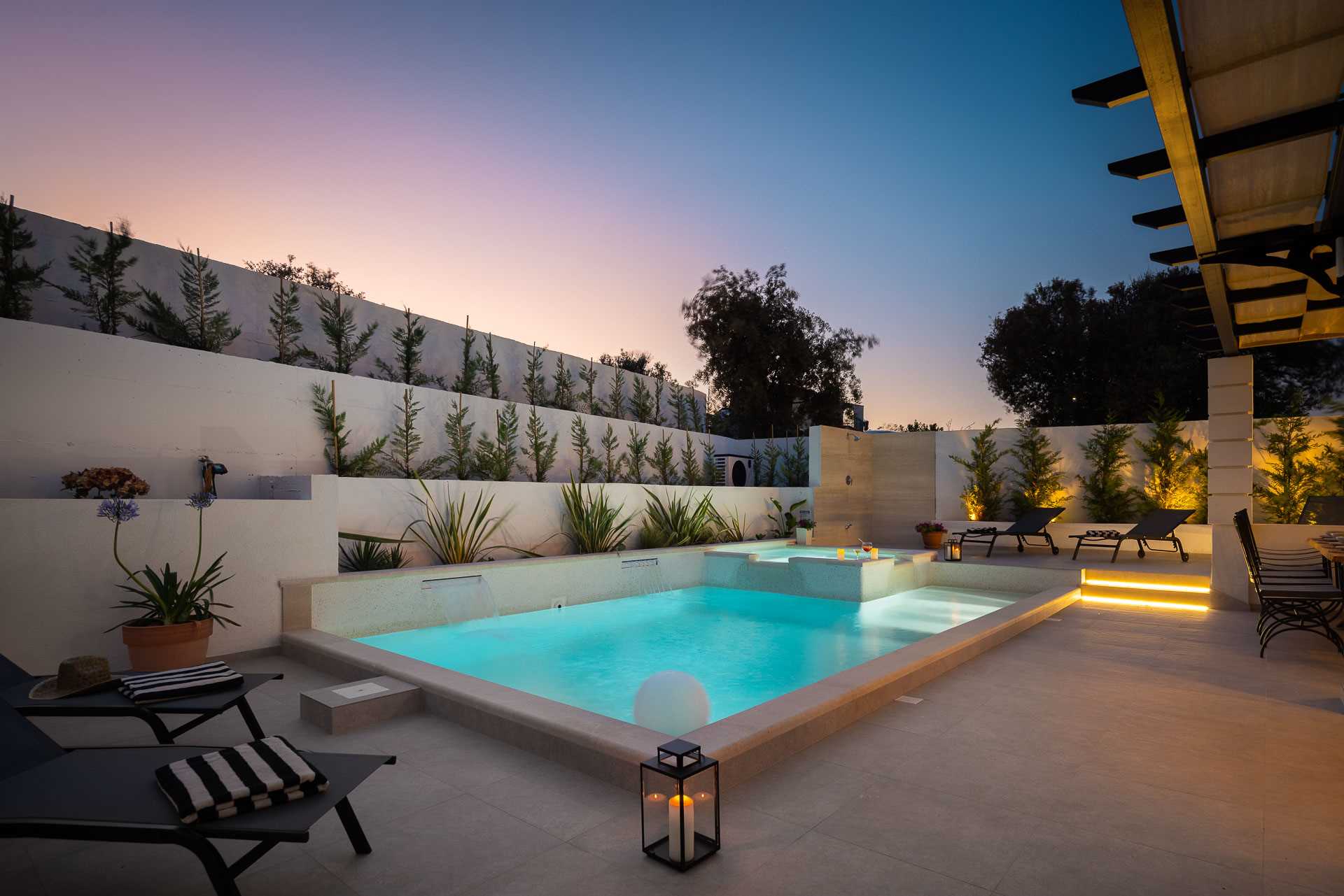 Luxury villa with 4 bedrooms, heated pool, just 100 m from the sea