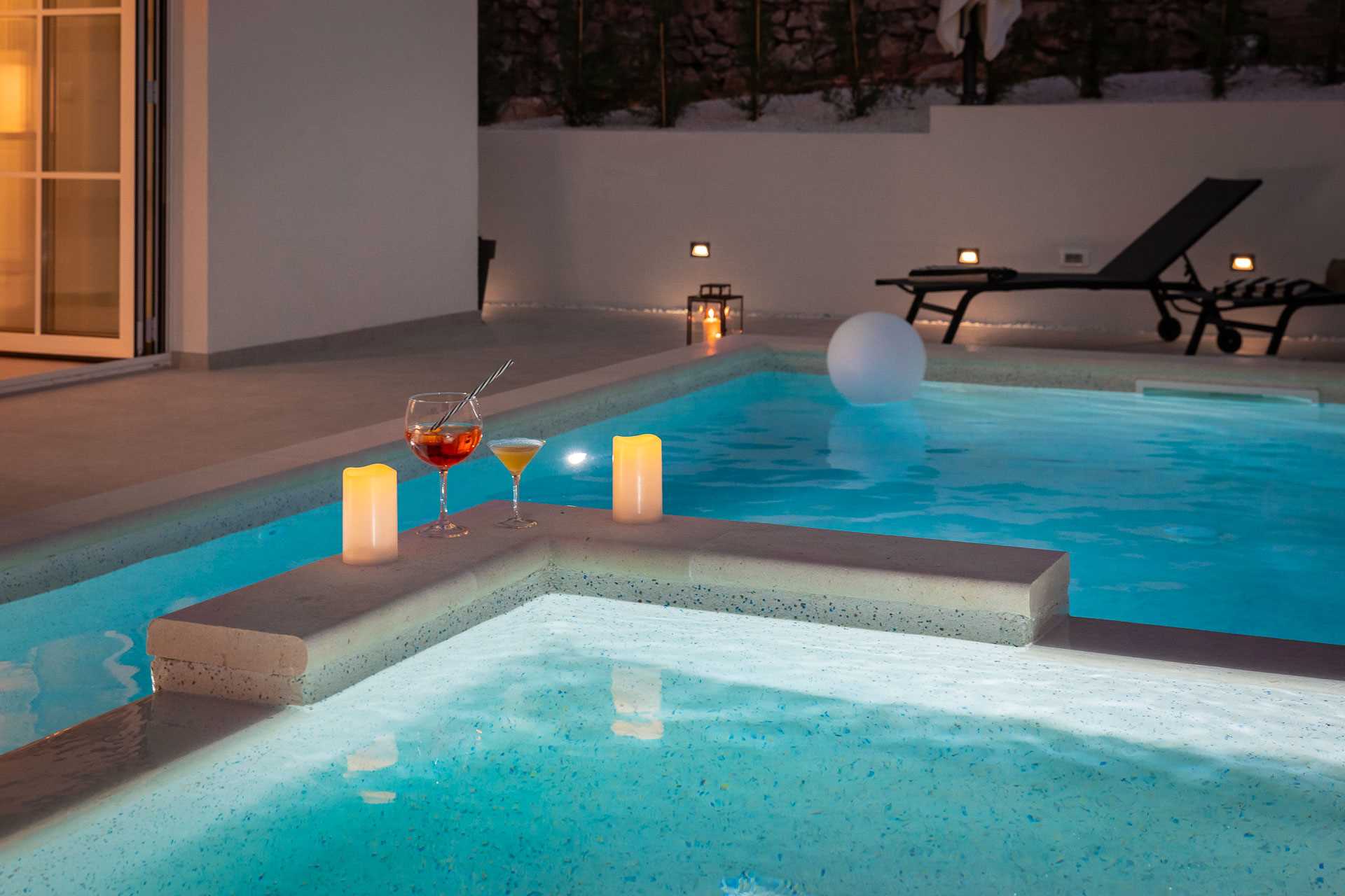 Luxury villa with 4 bedrooms, heated pool, just 100 m from the sea