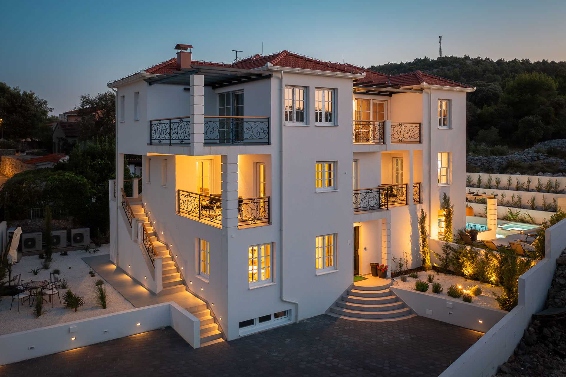 Luxury villa with 4 bedrooms, heated pool, just 100 m from the sea