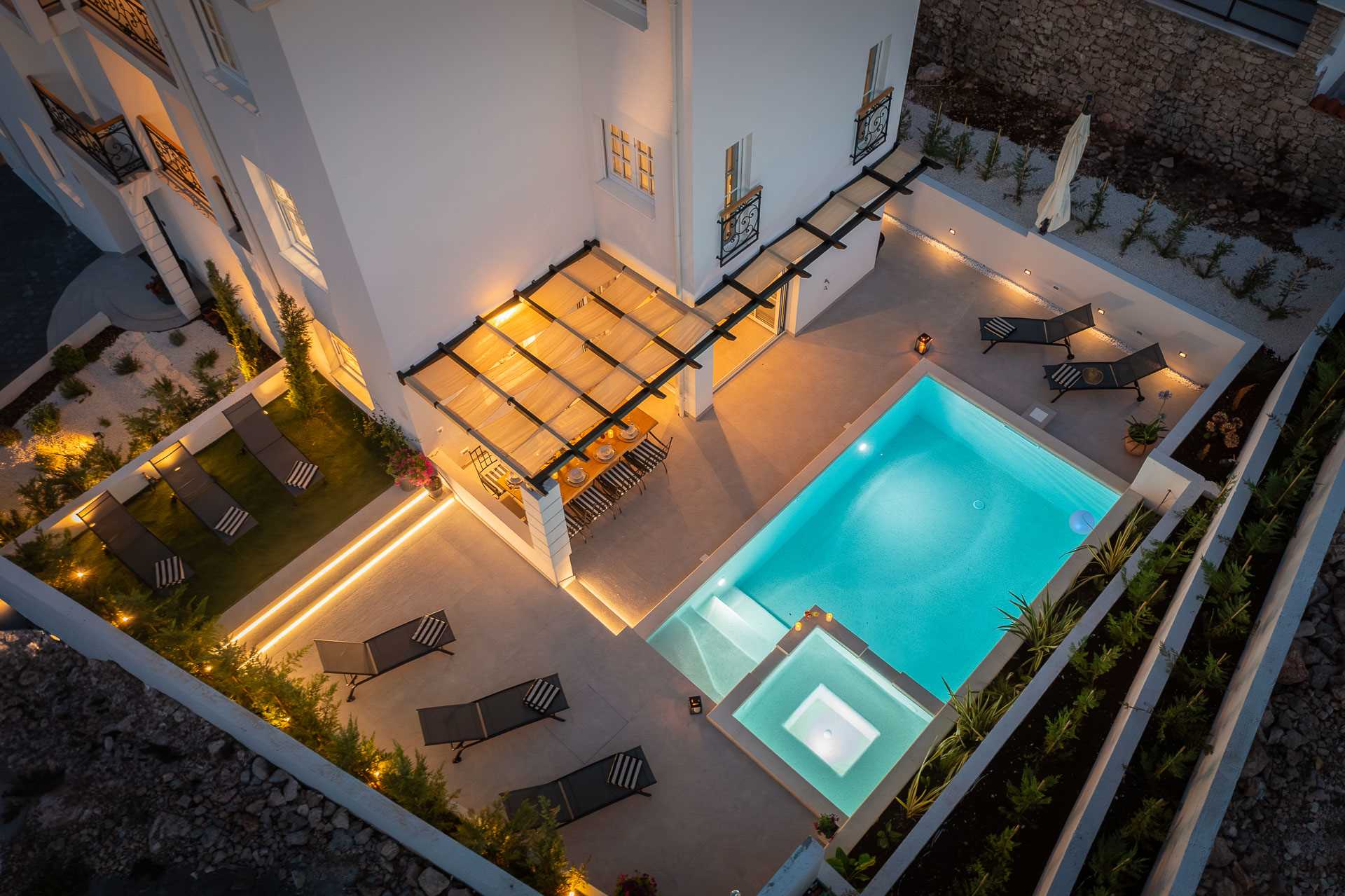 Luxury villa with 4 bedrooms, heated pool, just 100 m from the sea