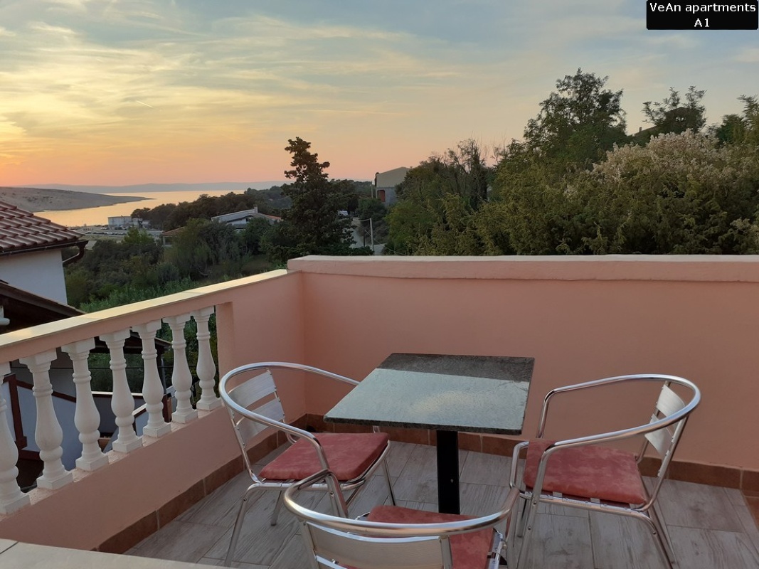 VeAn apartment A1 with two terraces for 2 to 3 people: Rab-Lopar-wifi, parking