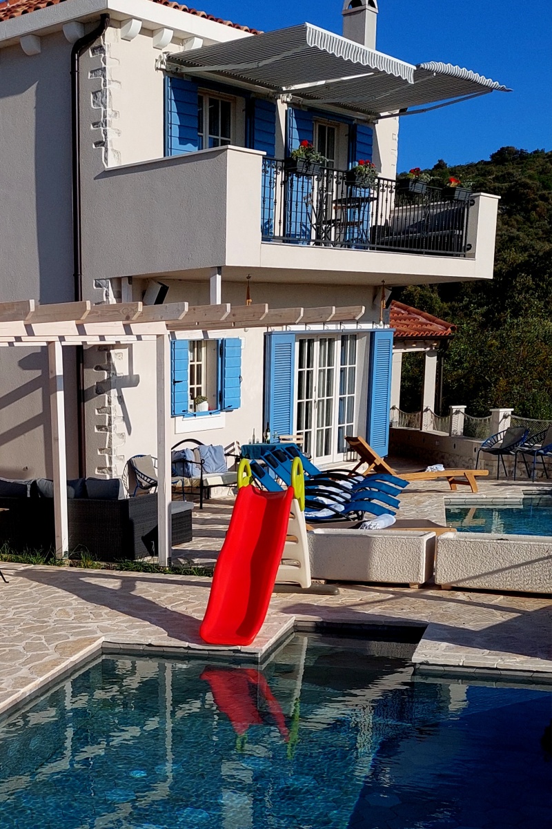 Vila s 2 bazena i savršenim pogledom na more: mir, tišina
