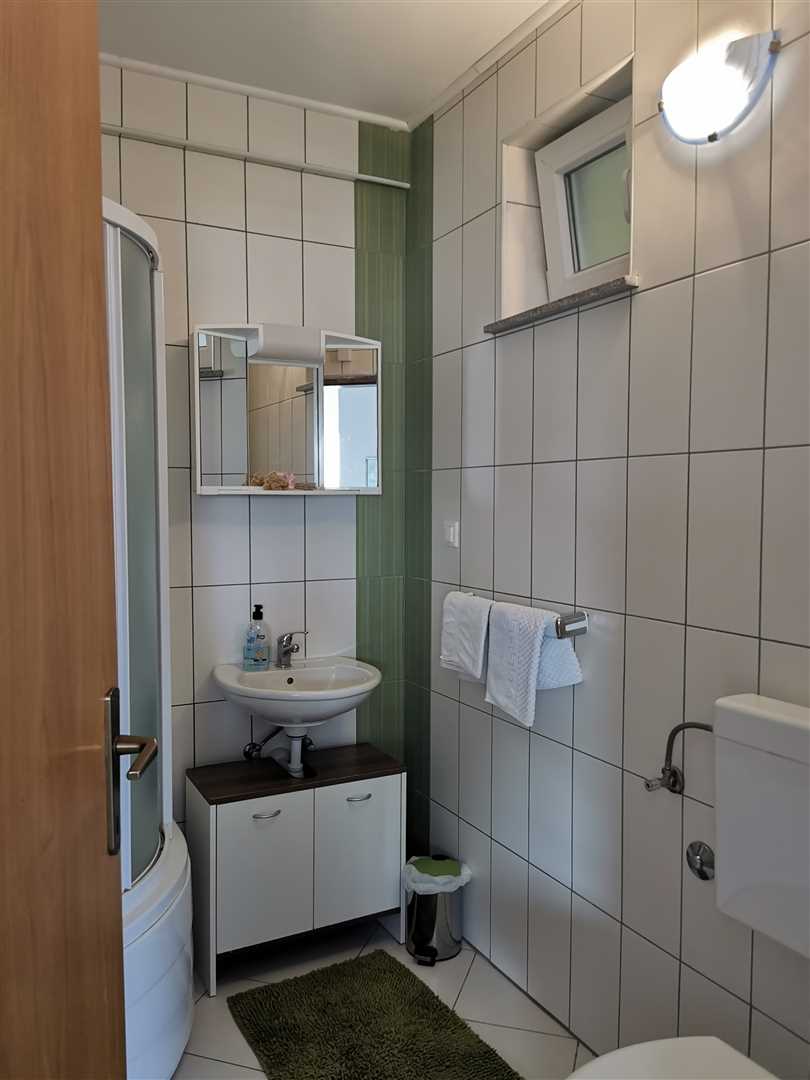 1-sobno stanovanje z dnevno sobo, kuhinjo in kopalnico.