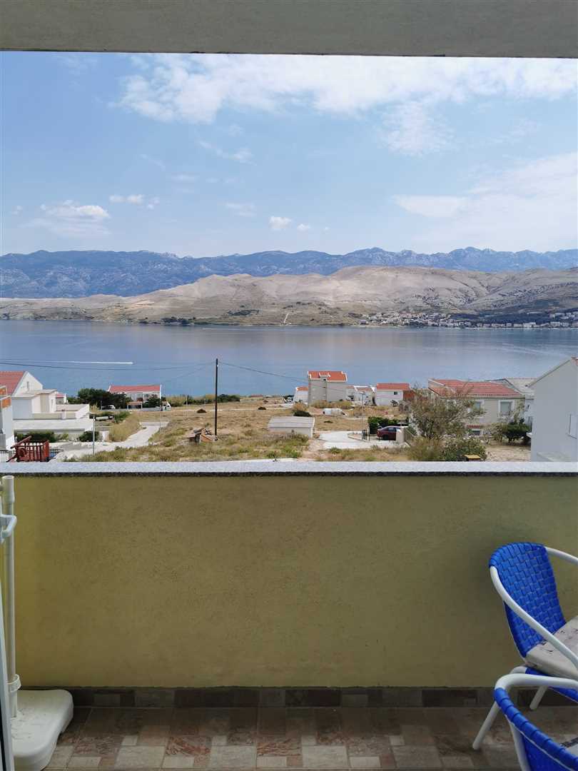 1-sobno stanovanje z dnevno sobo, kuhinjo in kopalnico.