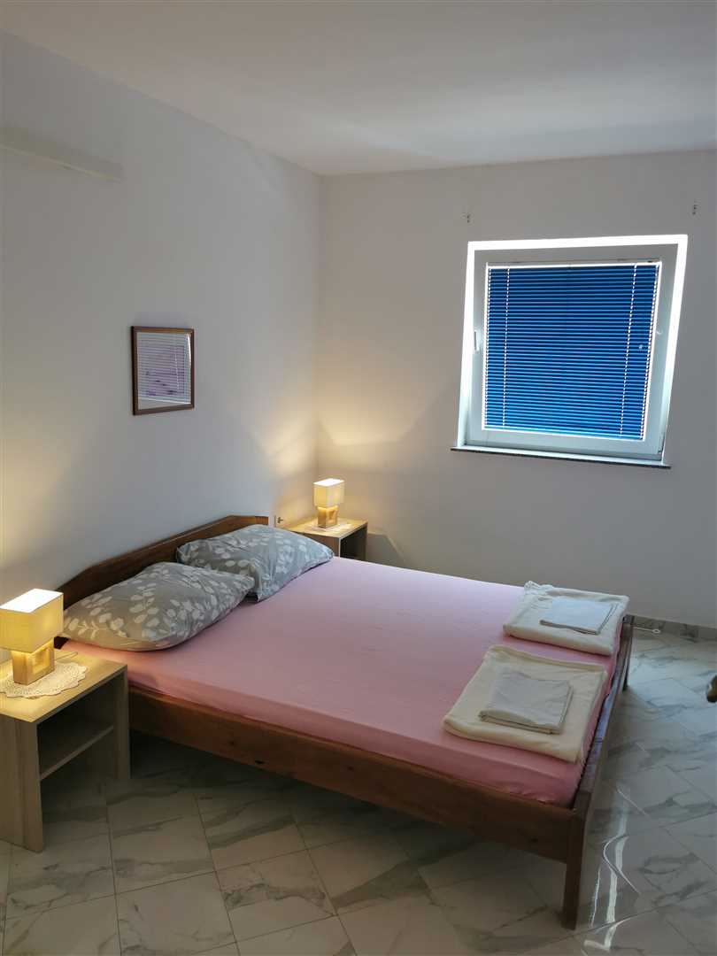 1-sobno stanovanje z dnevno sobo, kuhinjo in kopalnico.