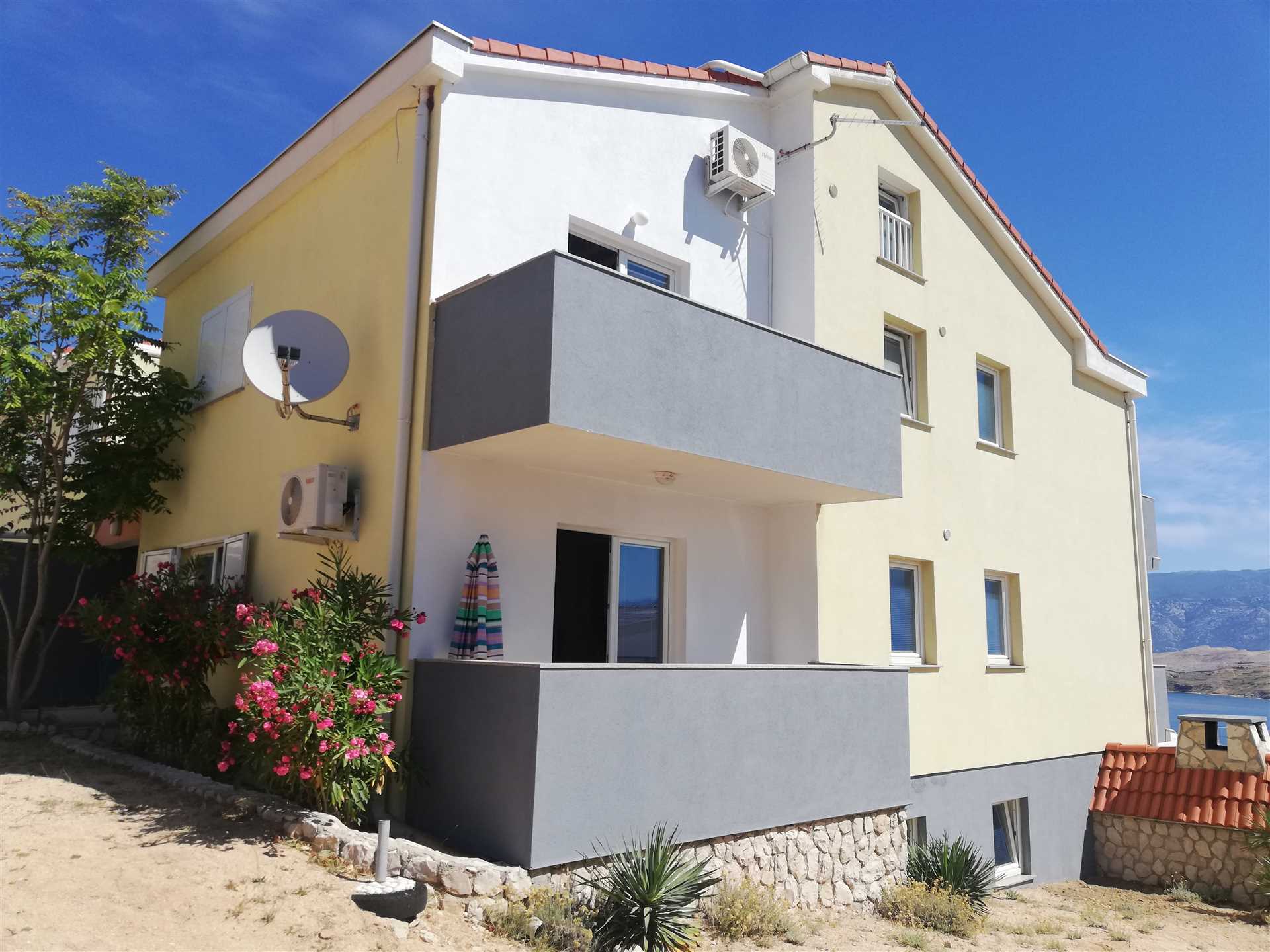 1-sobno stanovanje z dnevno sobo, kuhinjo in kopalnico.