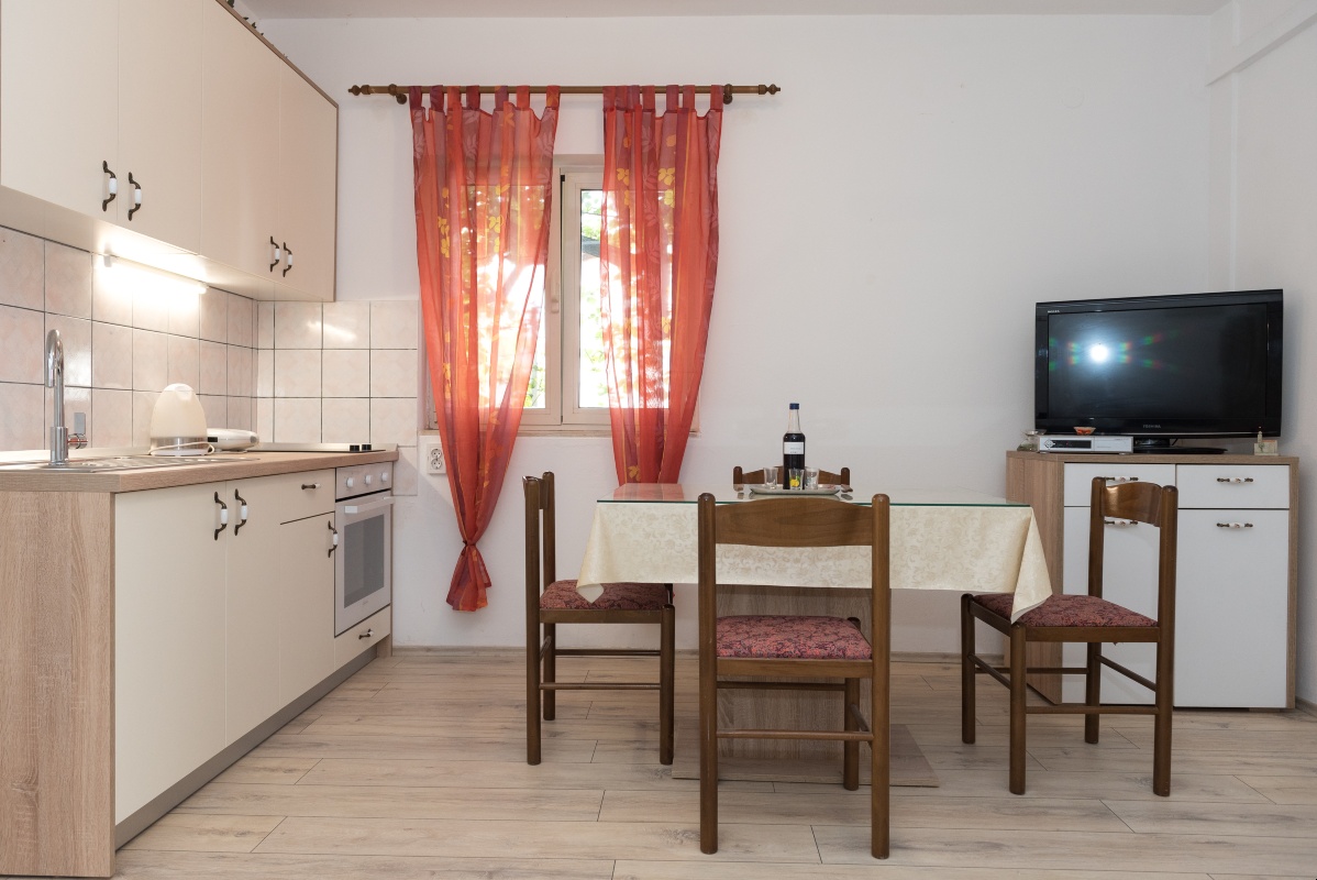 Apartmani Olga Matic Vodice mirni obiteljski apartman Bijeli (2)