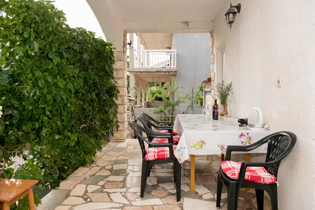 Apartments Olga Matic Vodice quiet family apartment Yellow (4+0)