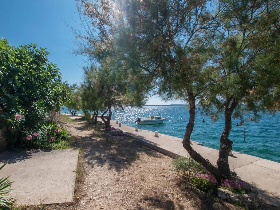 Apartments Petković, Žaborić - Blue apartment 50m from the sea, parking and berth