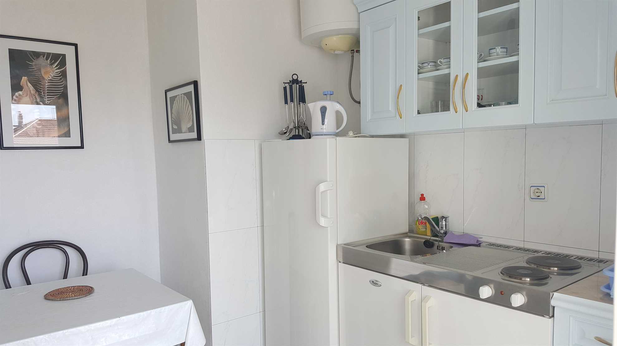 Apartments Petković, Žaborić - Blue apartment 50m from the sea, parking and berth