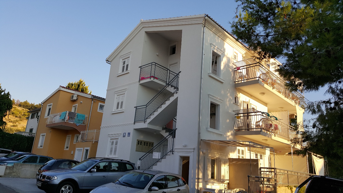 Apartments Petković, Žaborić - Blue apartment 50m from the sea, parking and berth