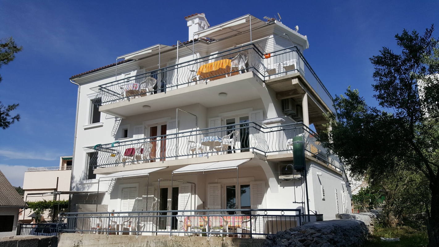 Apartments Petković, Žaborić - Blue apartment 50m from the sea, parking and berth