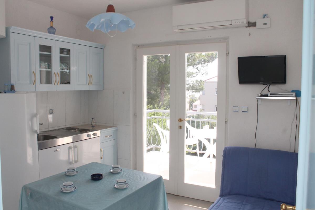 Apartments Petković, Žaborić - Blue apartment 50m from the sea, parking and berth