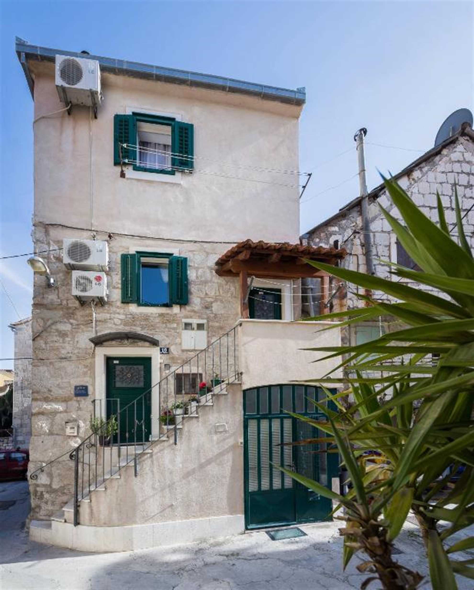 Apartma ima vse, kar potrebujete za prijetno bivanje.