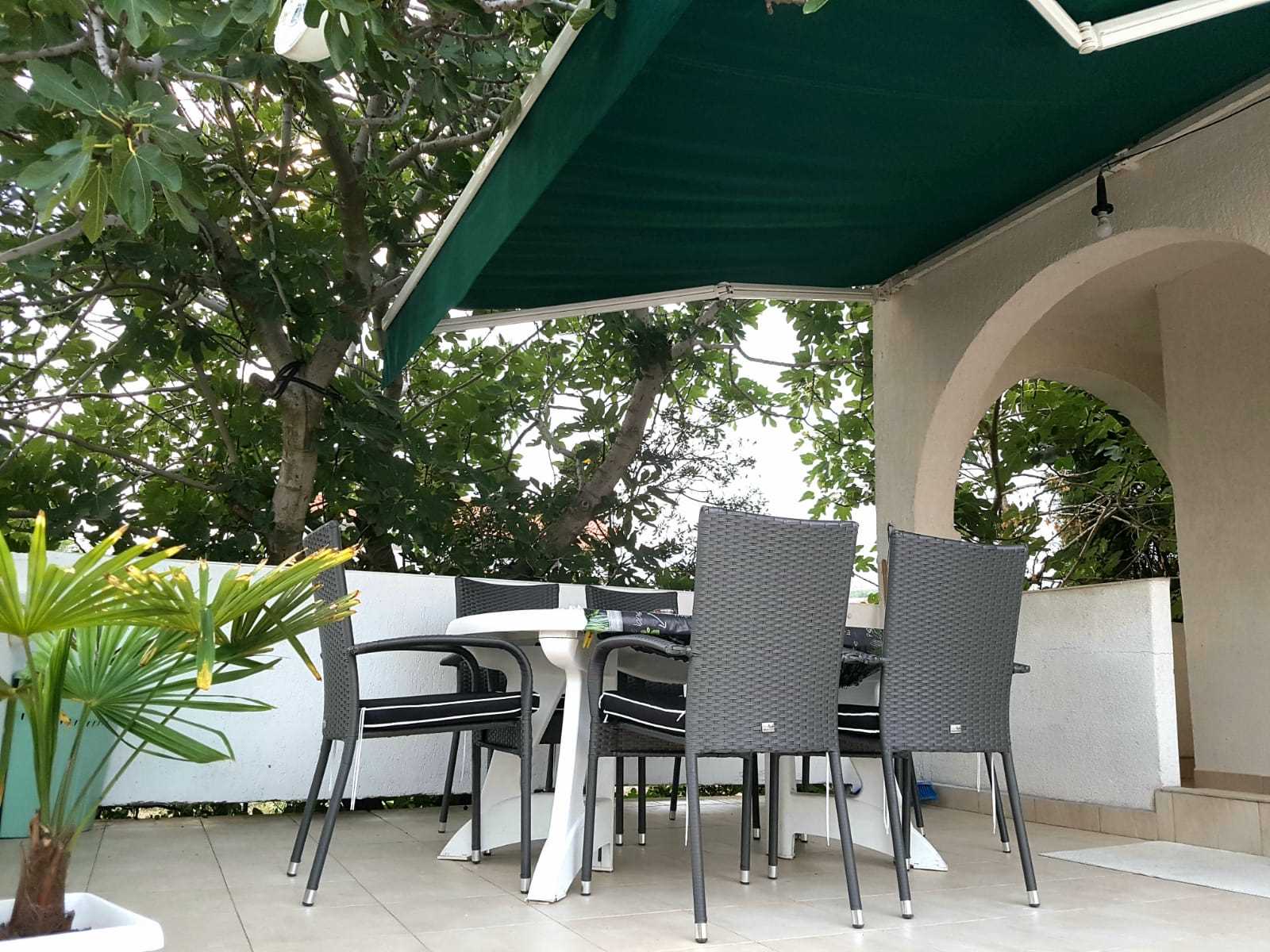 Moderni studio apartman sa velikom terasom, blizina Rajske plaže