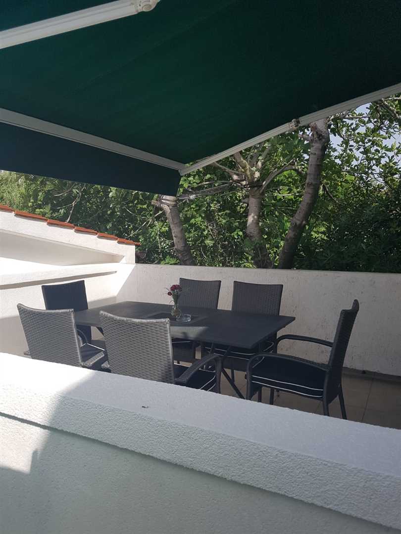 Moderni studio apartman sa velikom terasom, blizina Rajske plaže