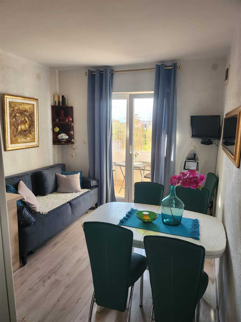 Moderan apartman za iznajmljivanje, 2 balkona, blizina Rajske plaže