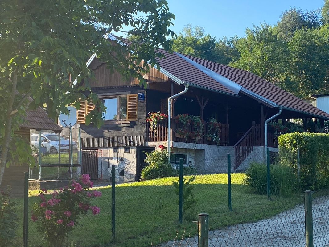 Vacation house Oaza, on the Kupa river, 2+2, large terrace with jacuzzi