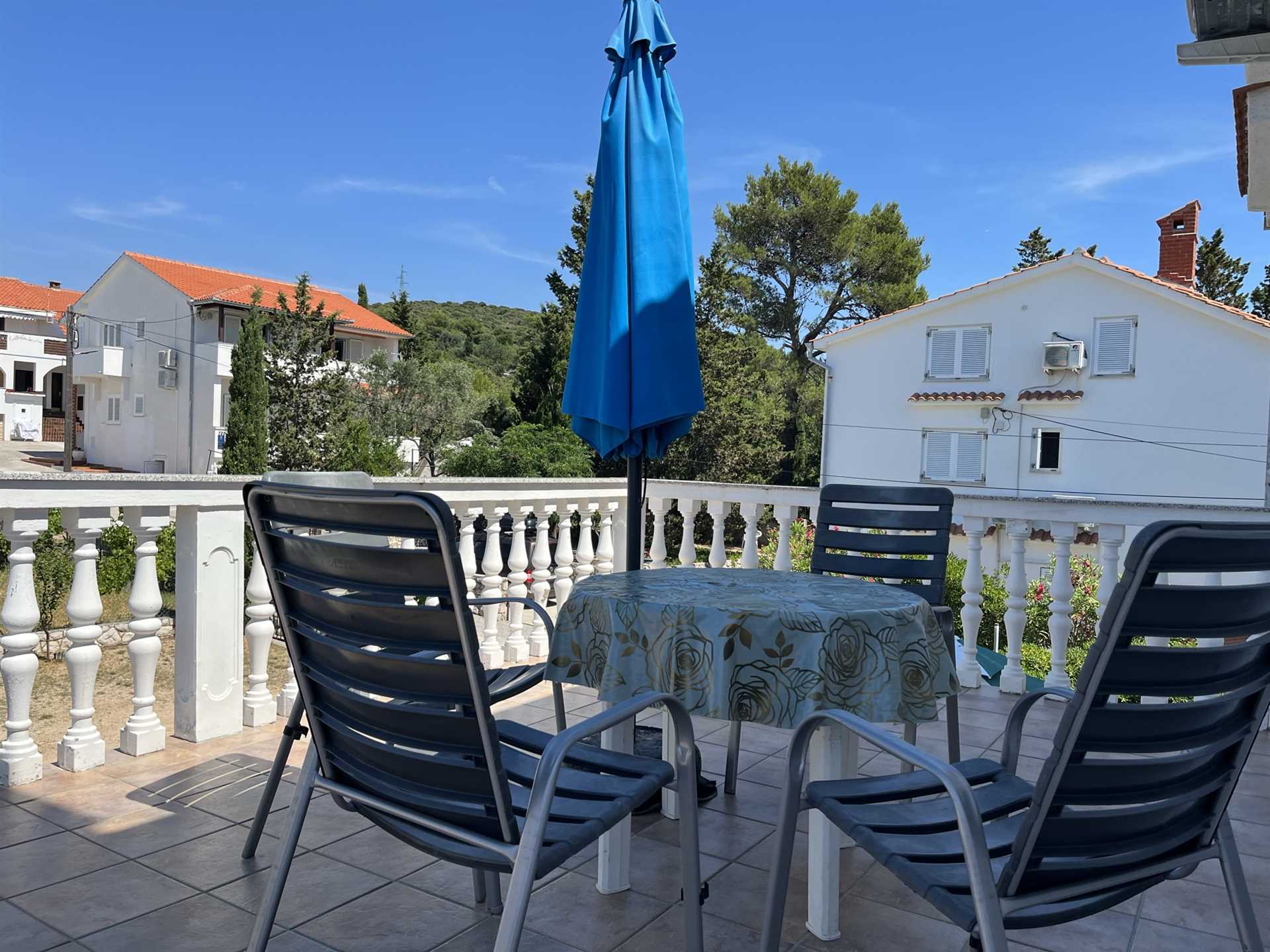 Apartment for Four people with Terrace at place Barbat, Island of Rab