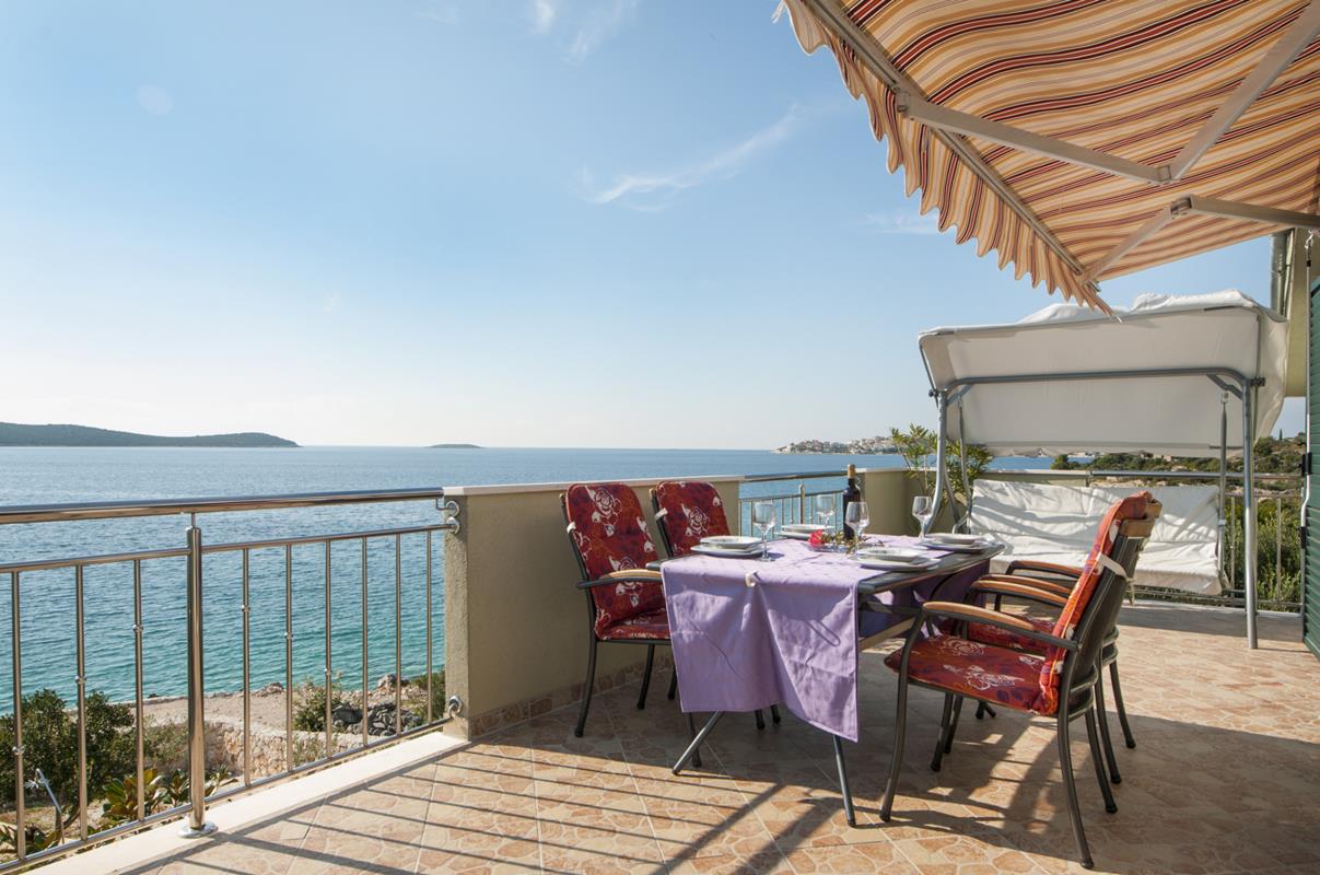 House by the sea Loranum