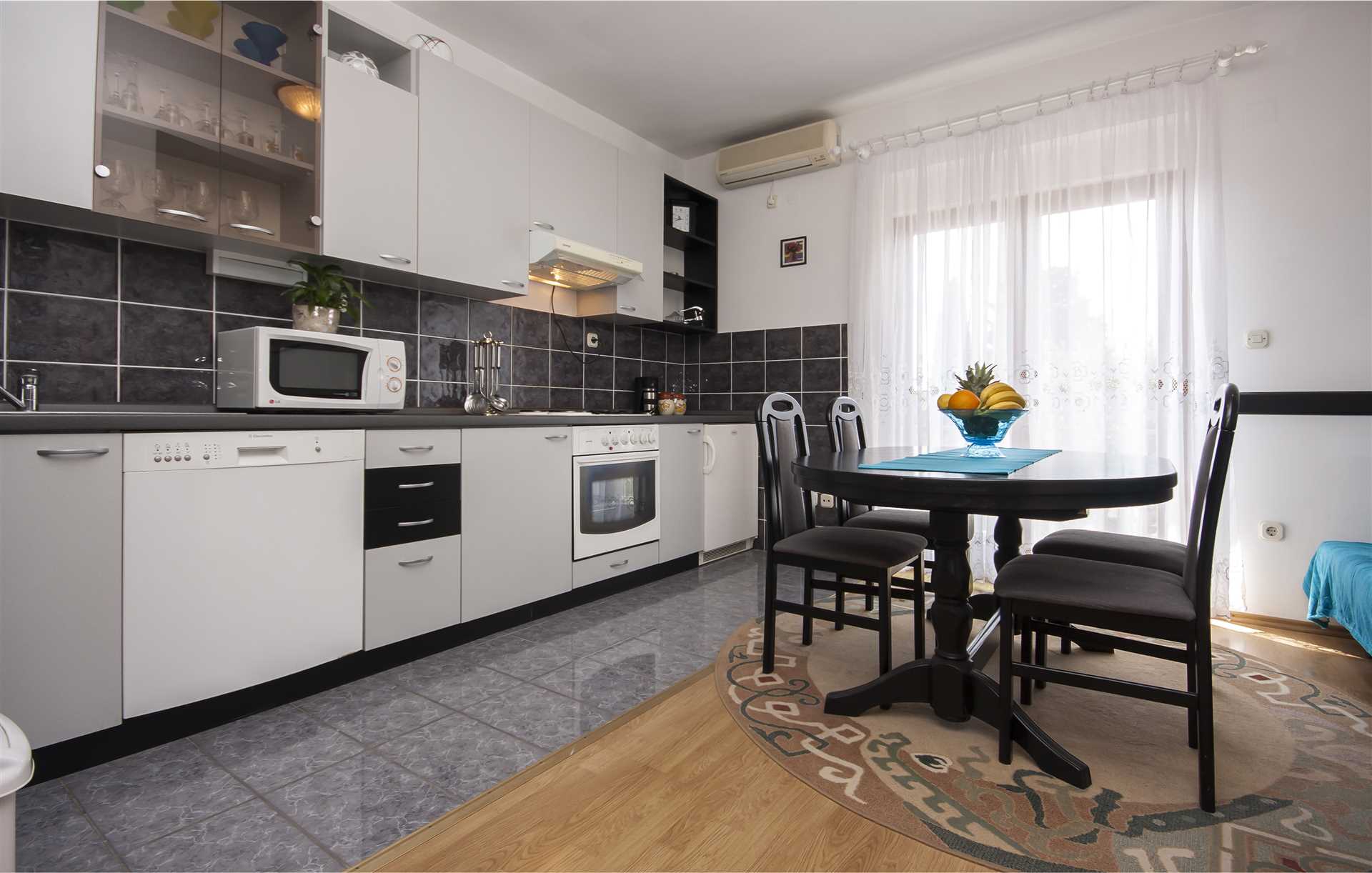 Tribunj - udoban i lijep apartman za (do) 3 osobe u centru