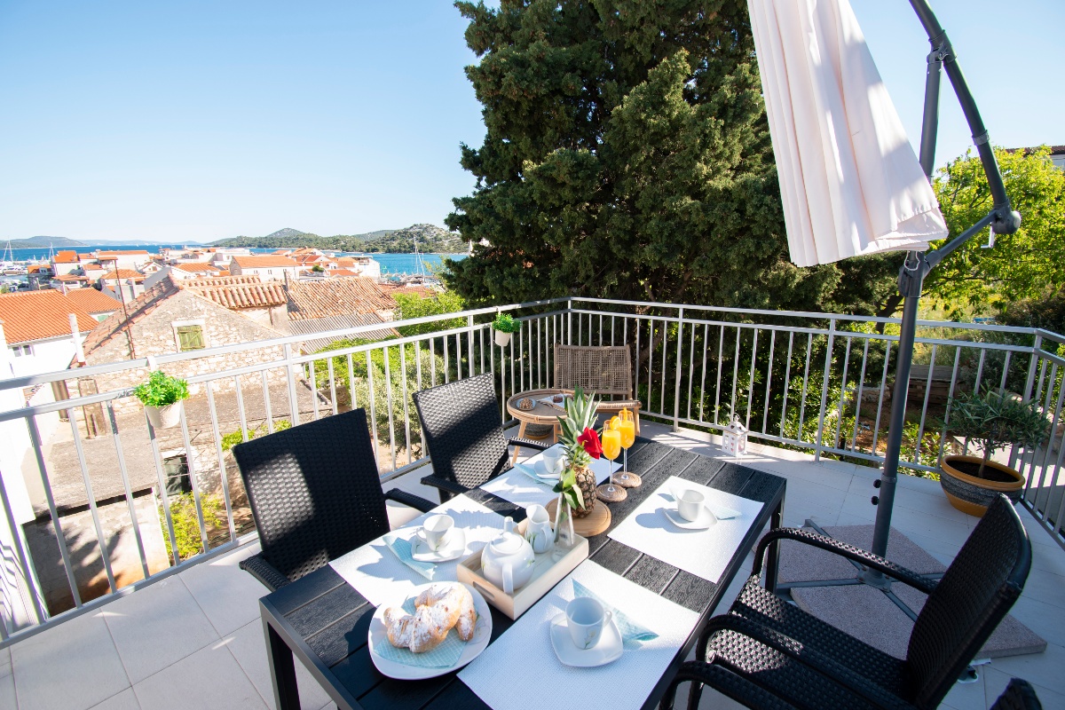 Apartmani Tresan Tribunj - lijep veliki apartman s pogledom na more