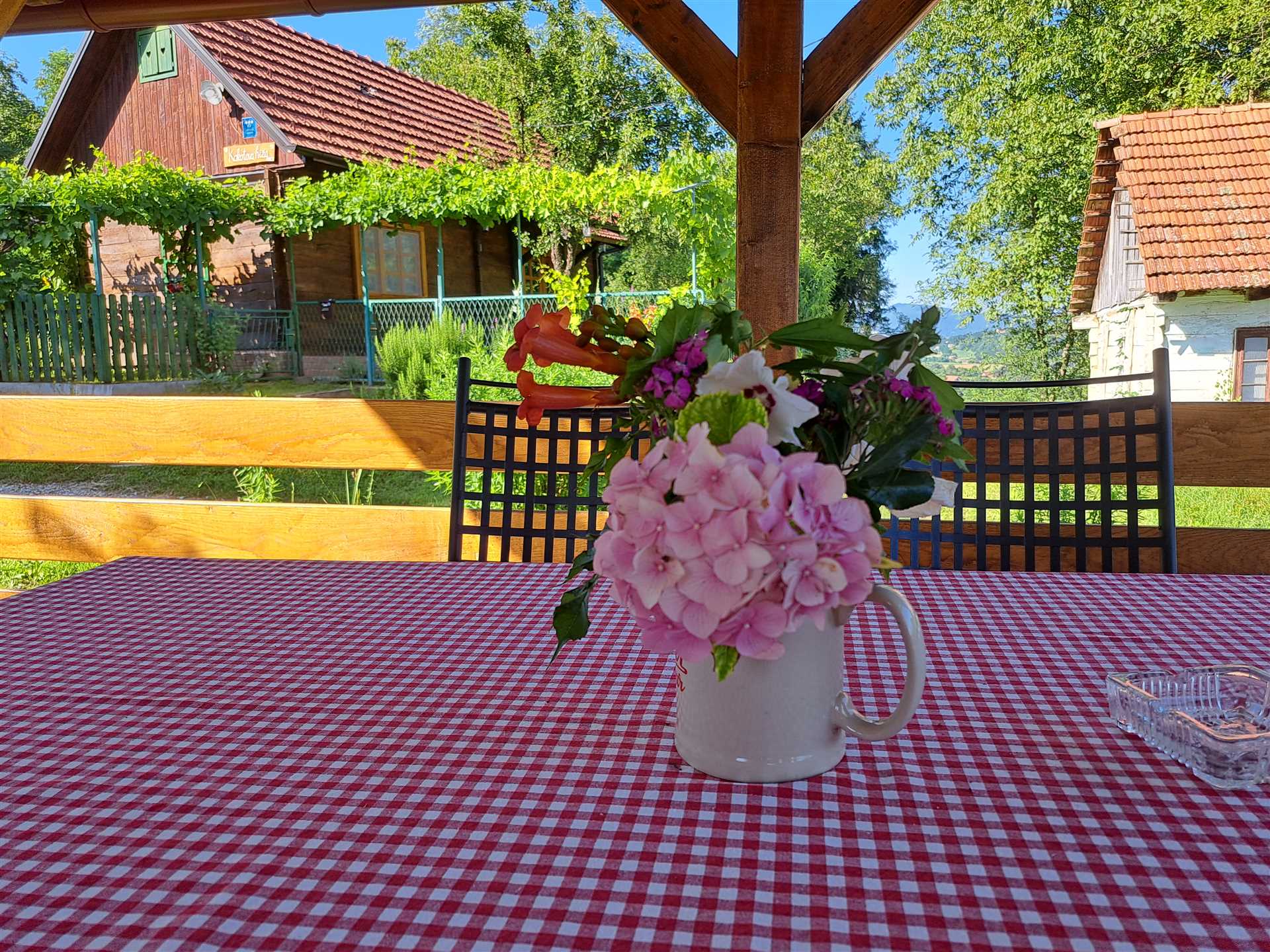 Kokotova hiža kuća za odmor sa četiri drvena objekta, roštilj, jaccuzi