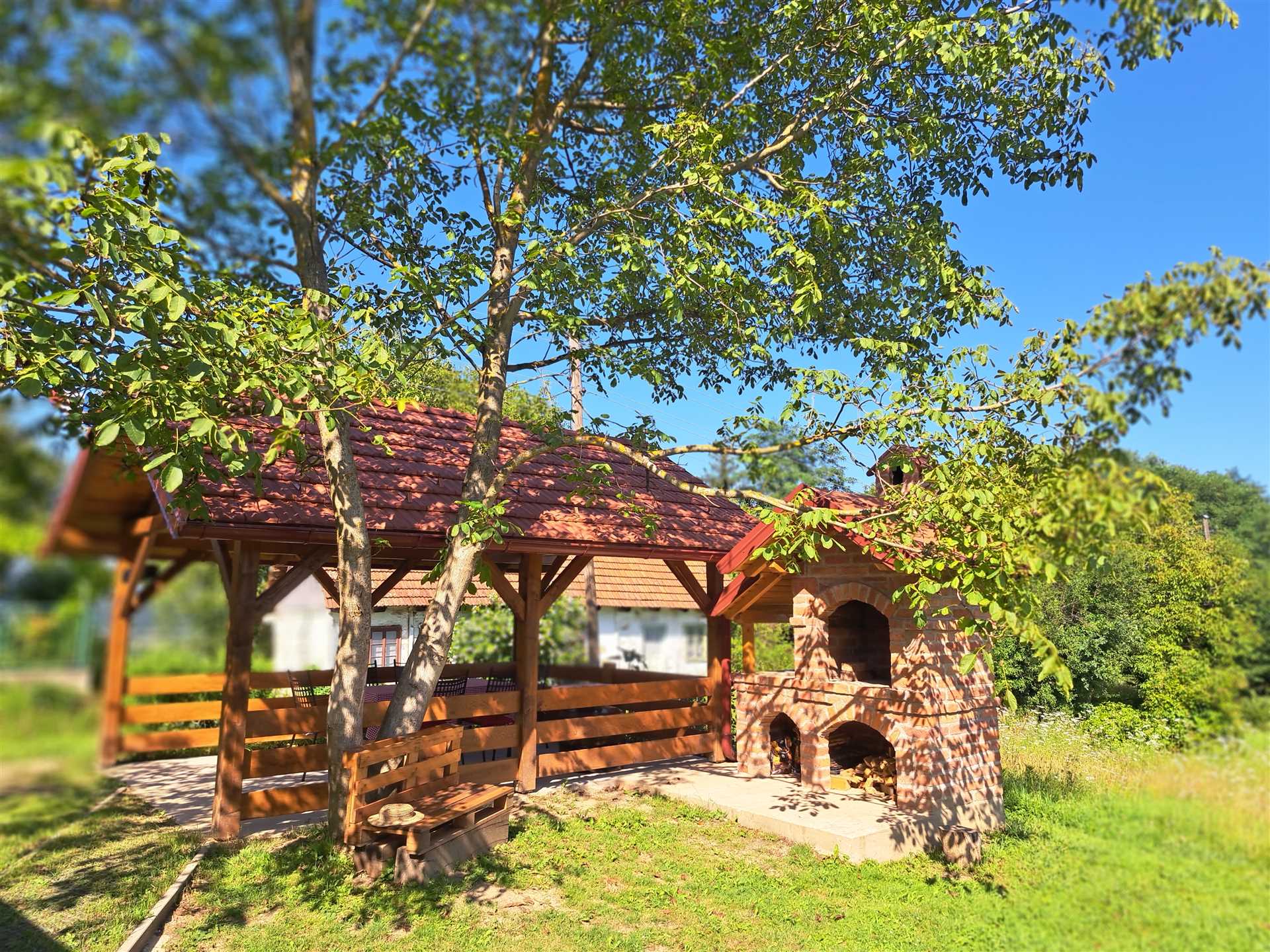 Kokotova hiža kuća za odmor sa četiri drvena objekta, roštilj, jaccuzi