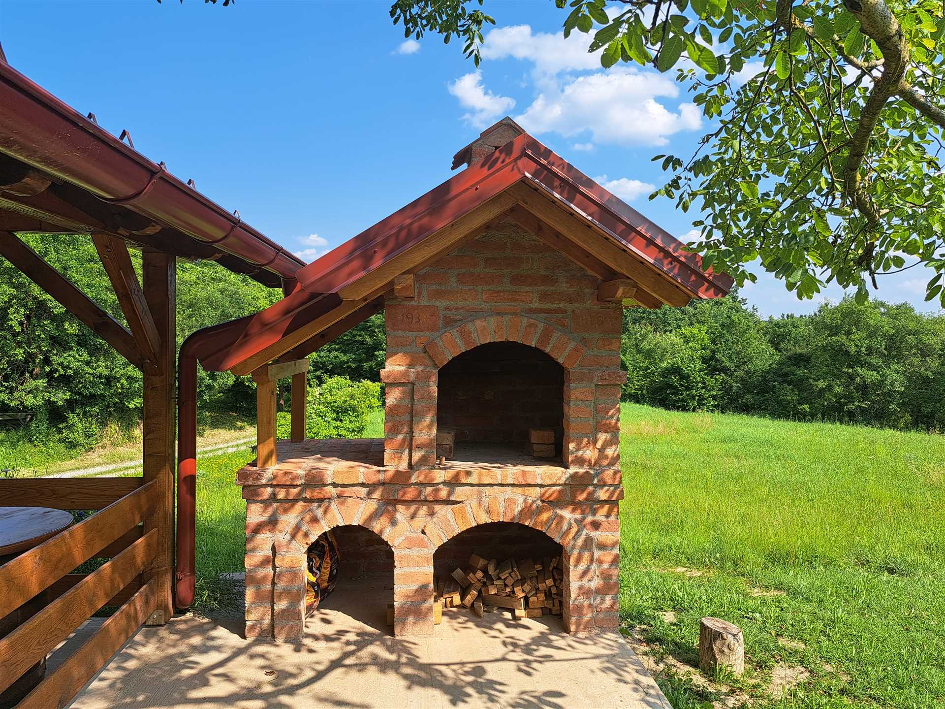 Kokotova hiža kuća za odmor sa četiri drvena objekta, roštilj, jaccuzi