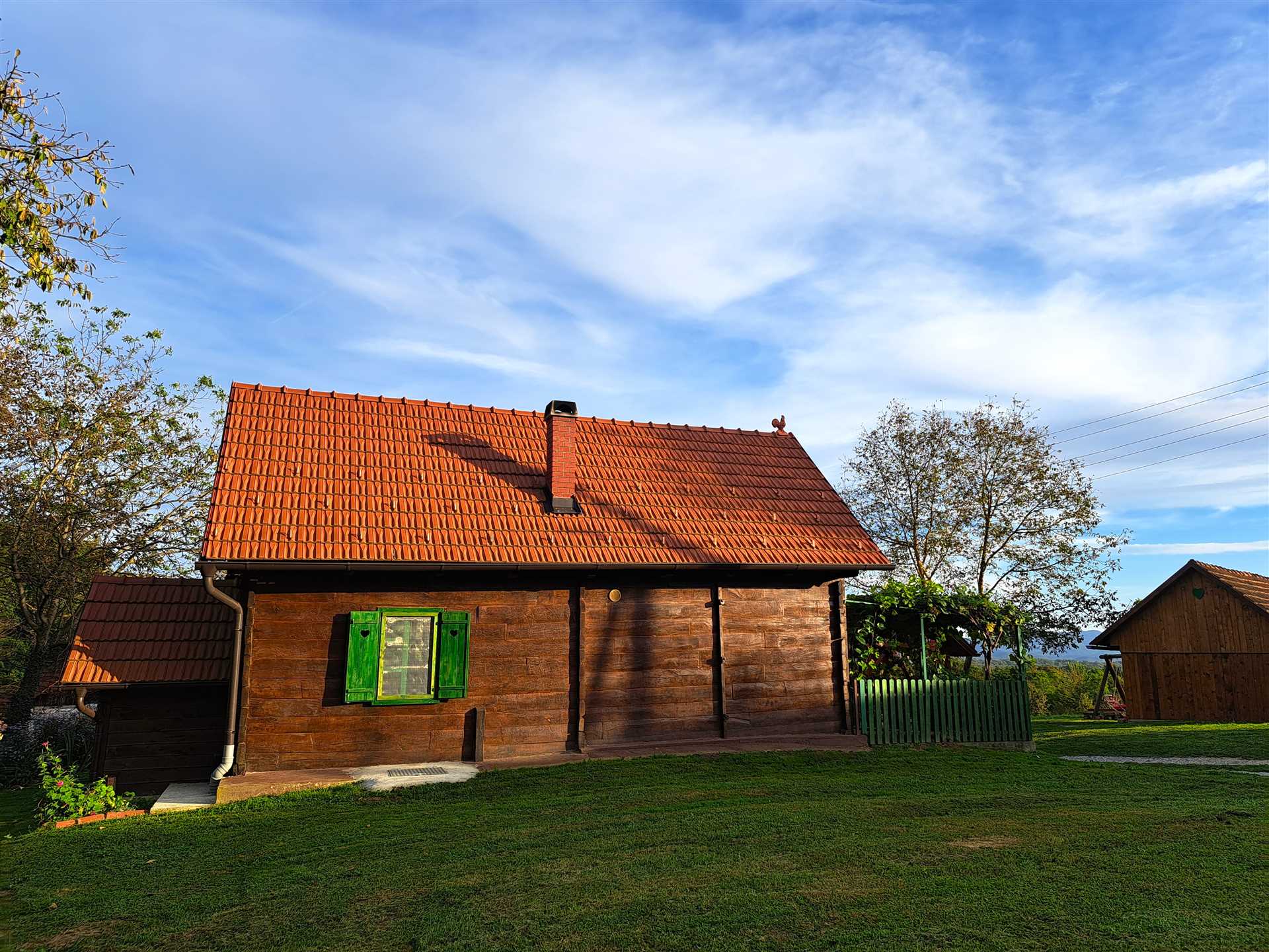 Kokotova hiža kuća za odmor sa četiri drvena objekta, roštilj, jaccuzi