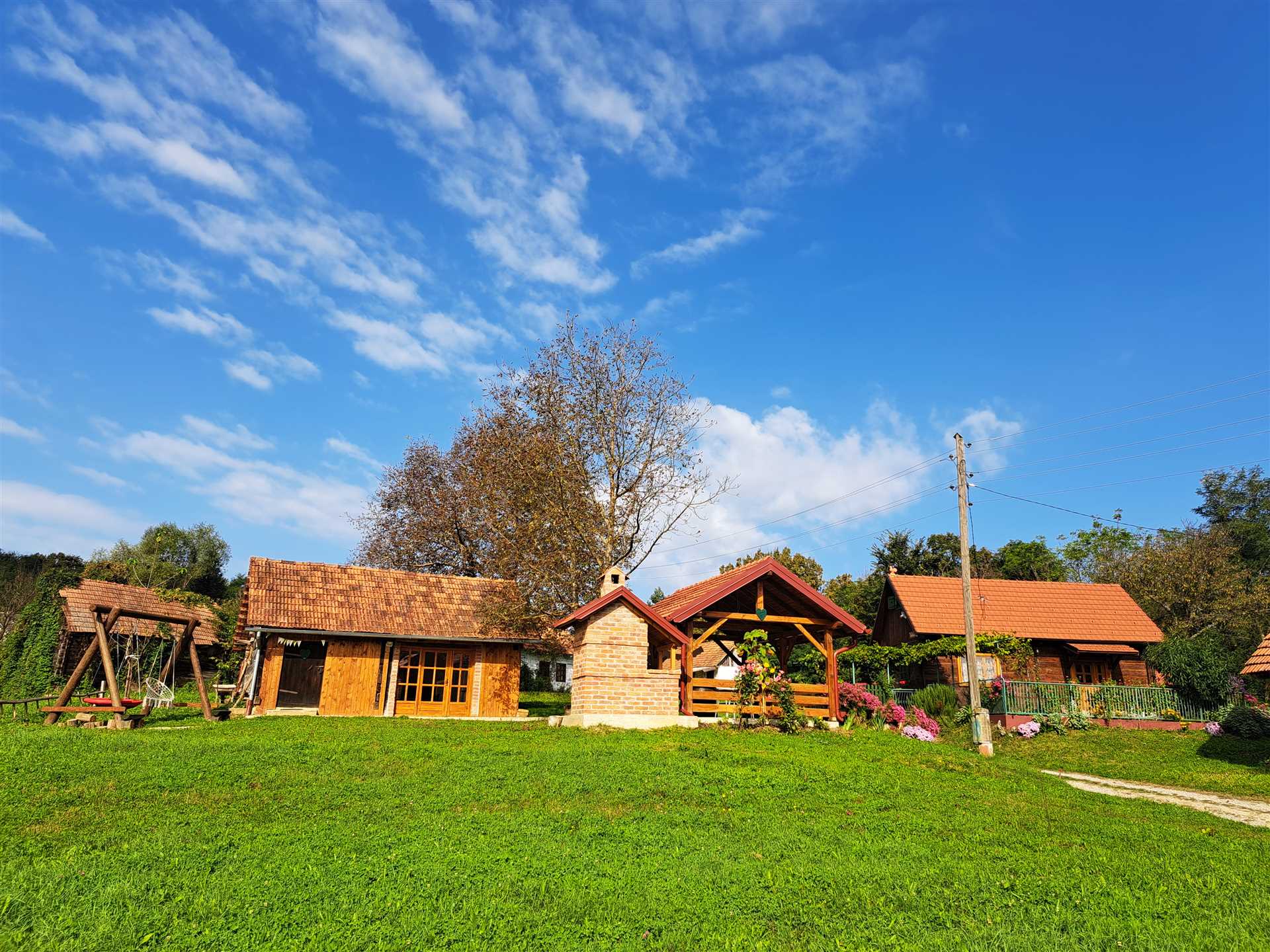 Kokotova hiža kuća za odmor sa četiri drvena objekta, roštilj, jaccuzi