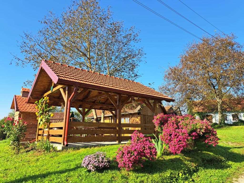 Kokotova hiža kuća za odmor sa četiri drvena objekta, roštilj, jaccuzi