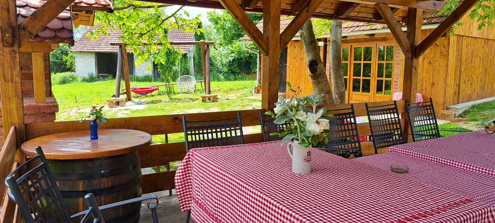 Kokotova hiža kuća za odmor sa četiri drvena objekta, roštilj, jaccuzi