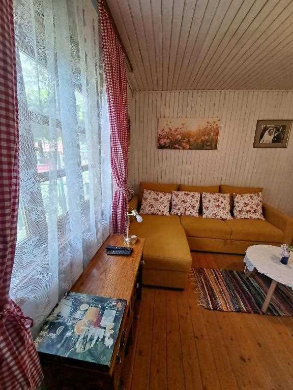 Kokotova hiža kuća za odmor sa četiri drvena objekta, roštilj, jaccuzi